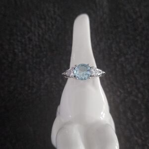 Chic Silver Ring with Blue Gemstone
